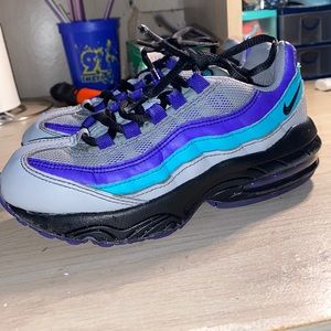 Kids shoes great condition couple of scuffs. Size 13c